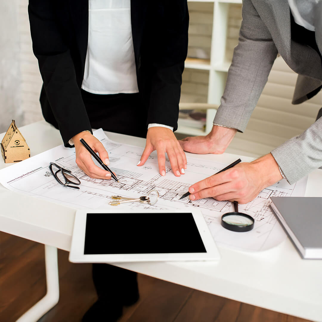 1 (1) Asesoría para comunidades de vecinos, Mantenimiento de edificios en Cádiz, Reparaciones técnicas en comunidades, Arquitecto supervisando obra en comunidad.